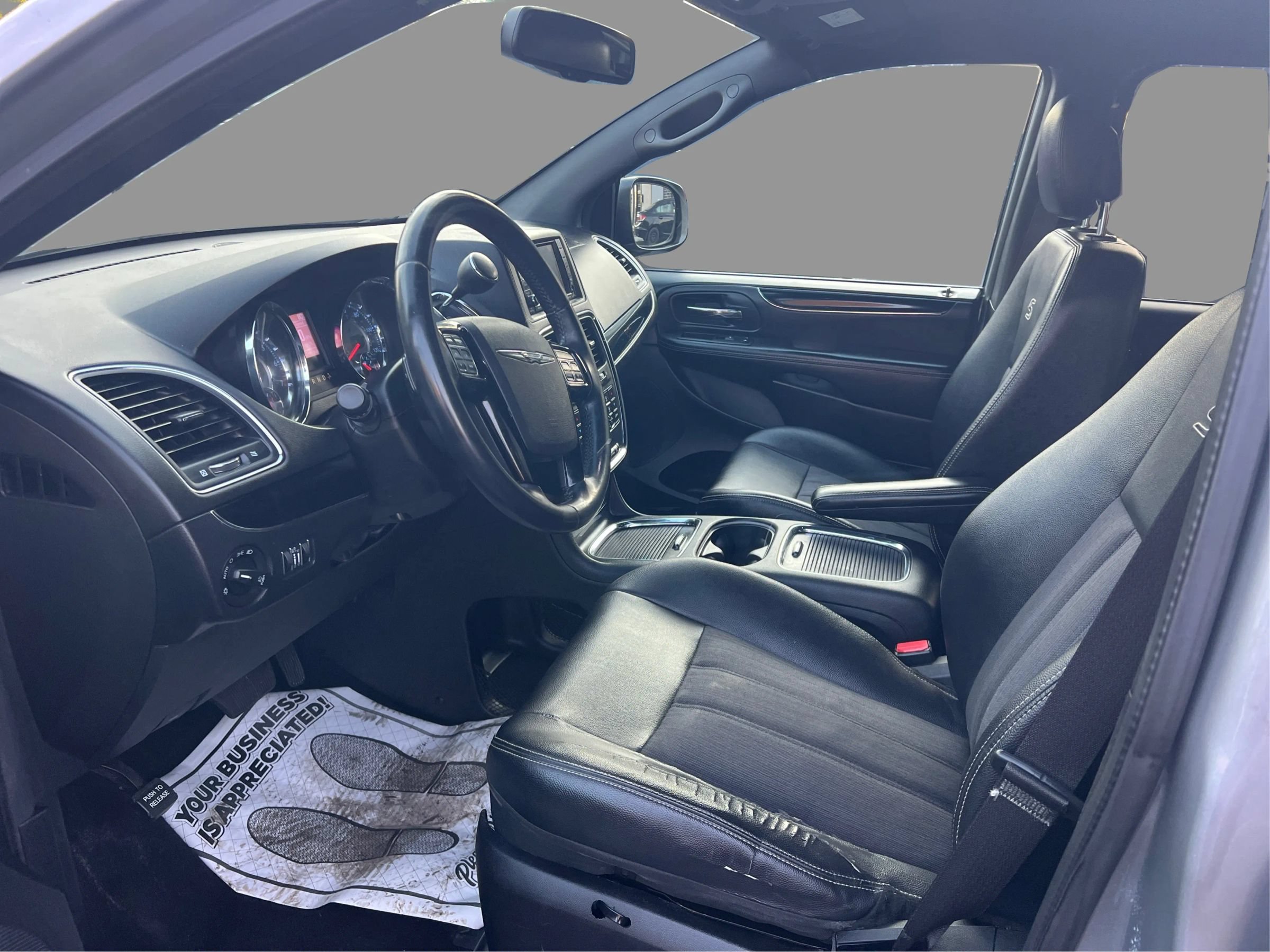 Used 2014 Chrysler Town & Country S FWD image 10