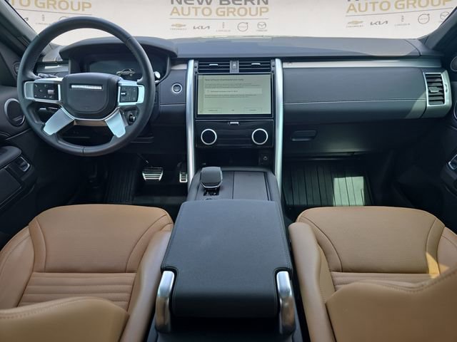 Used 2024 Land Rover Discovery Dynamic SE AWD/4WD image 10