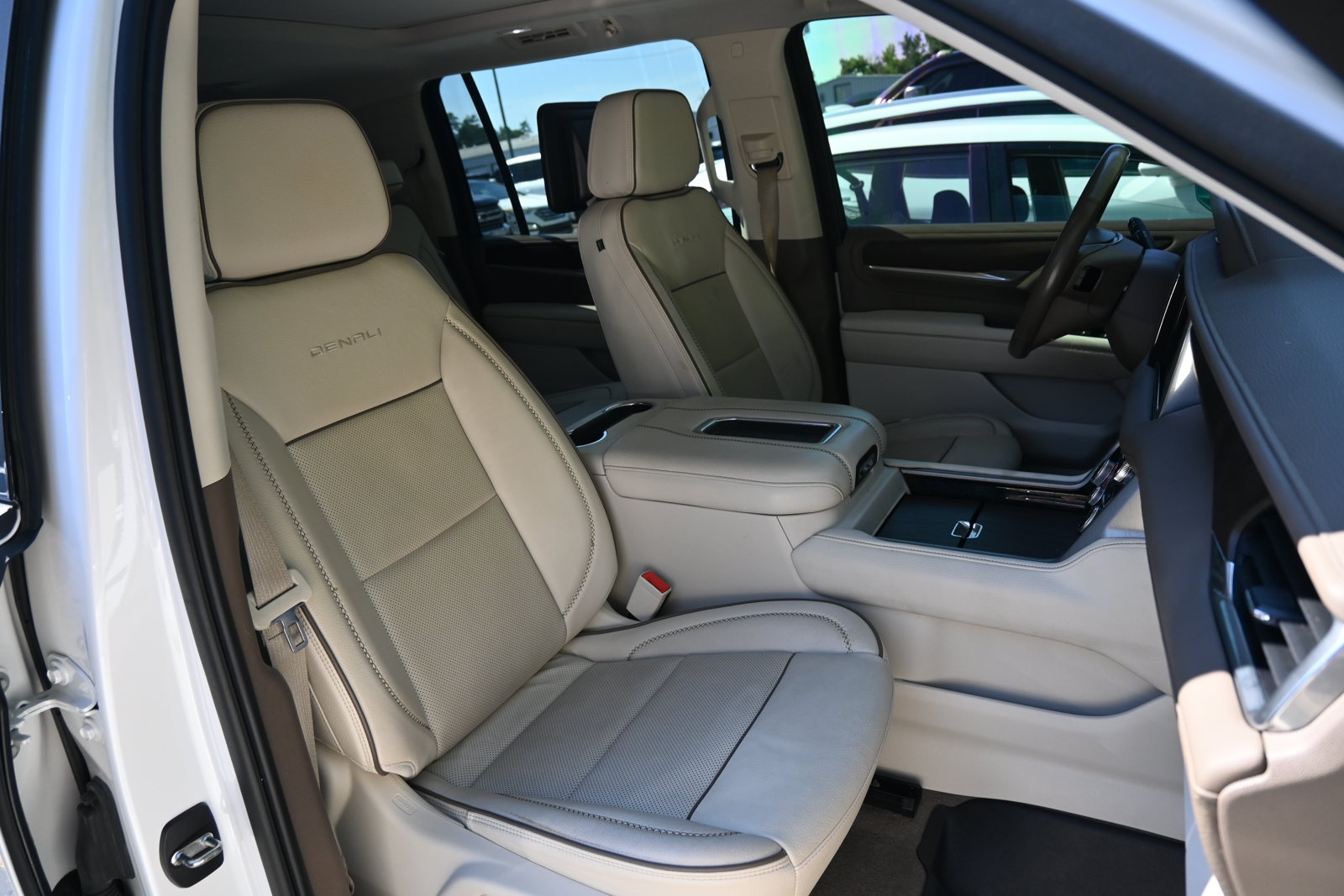 Used 2021 GMC Yukon XL Denali w/ Denali Premium Package AWD/4WD image 37