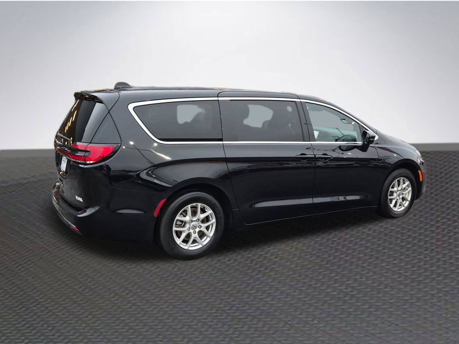 Used 2025 Chrysler Pacifica Select image 4