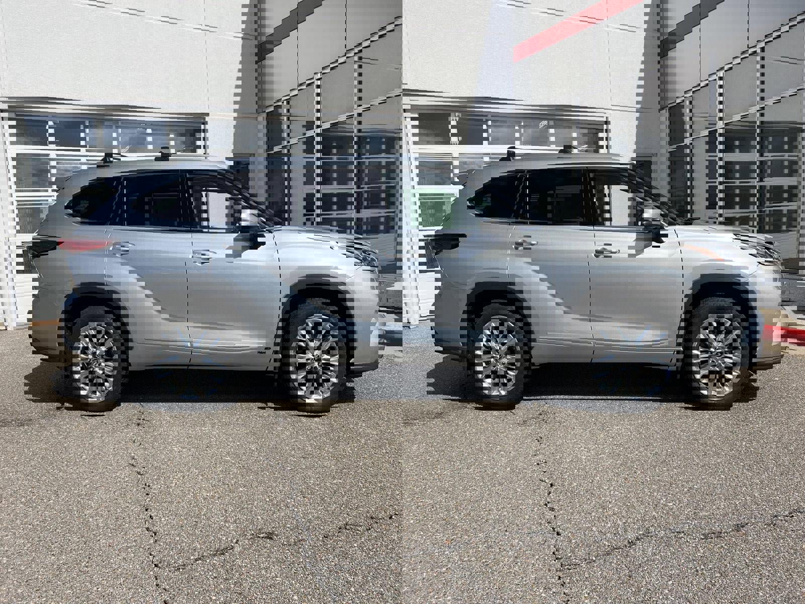 Used 2023 Toyota Highlander Limited image 7