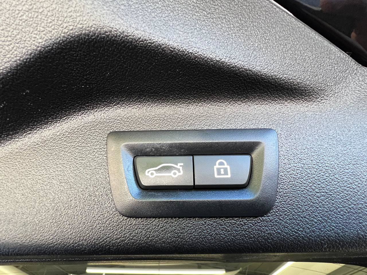 Used 2020 BMW X7 M50i w/ Executive Package image 35