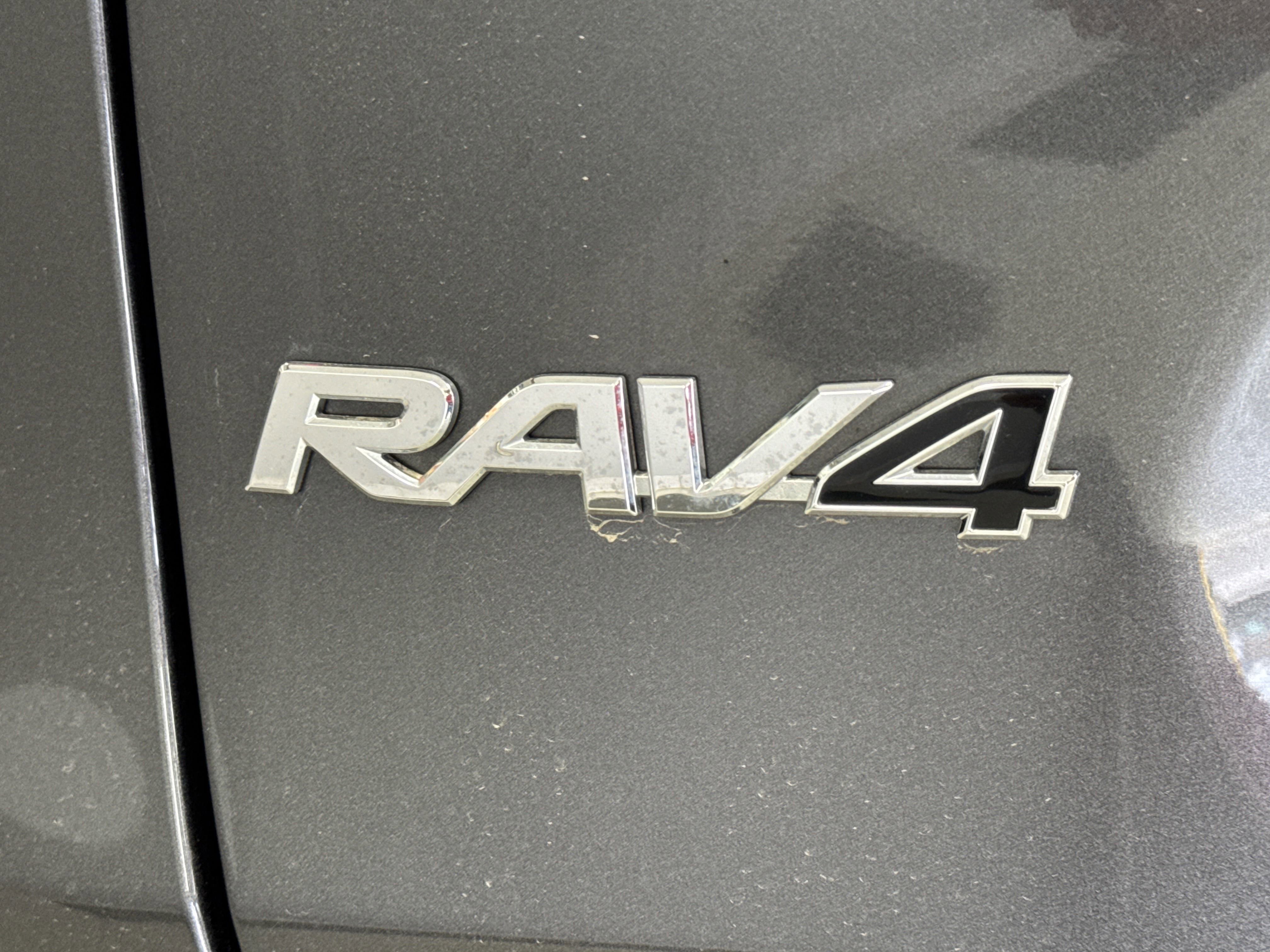 Used 2021 Toyota RAV4 XLE Premium image 38