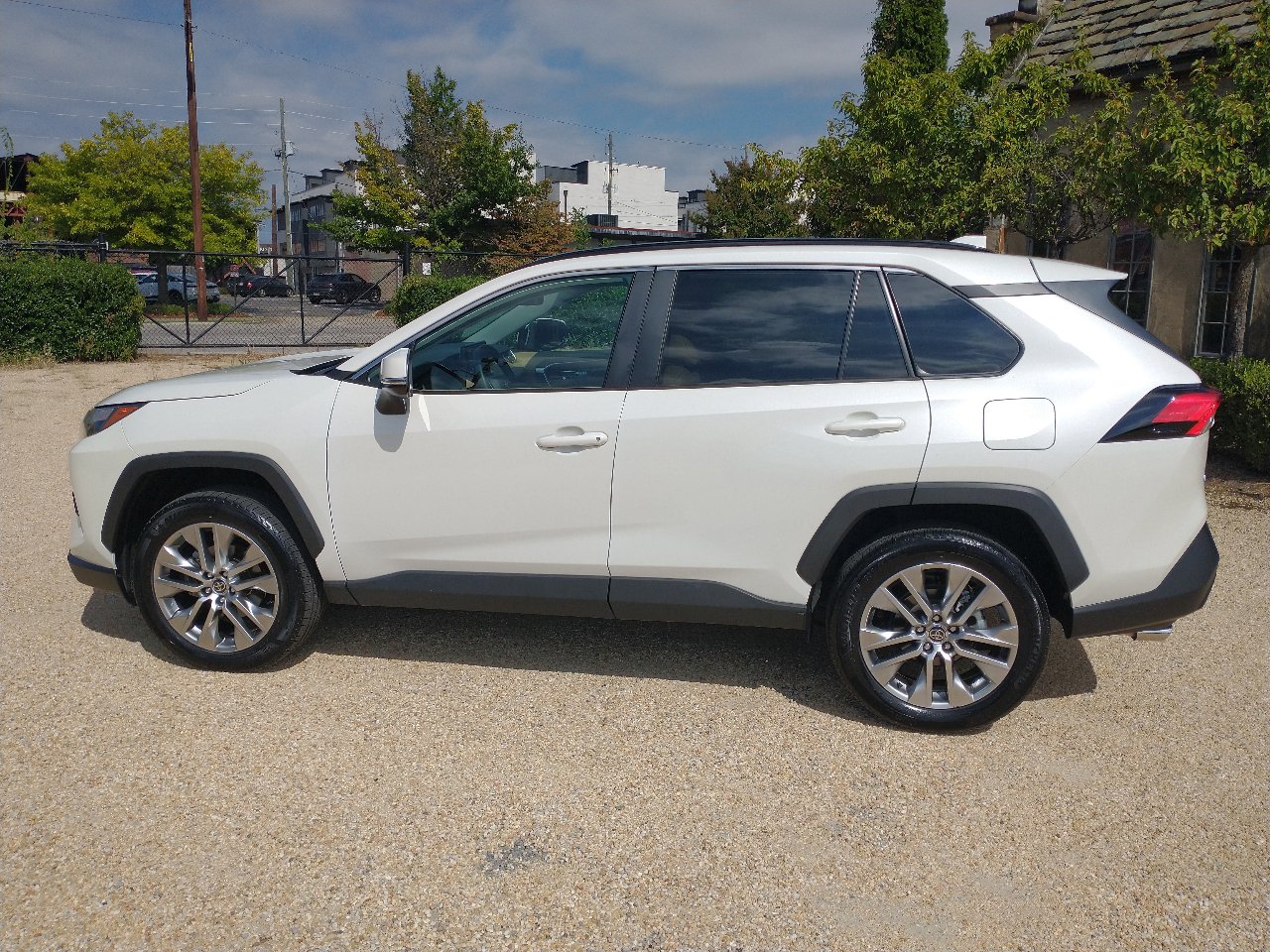 Used 2022 Toyota RAV4 XLE Premium image 11