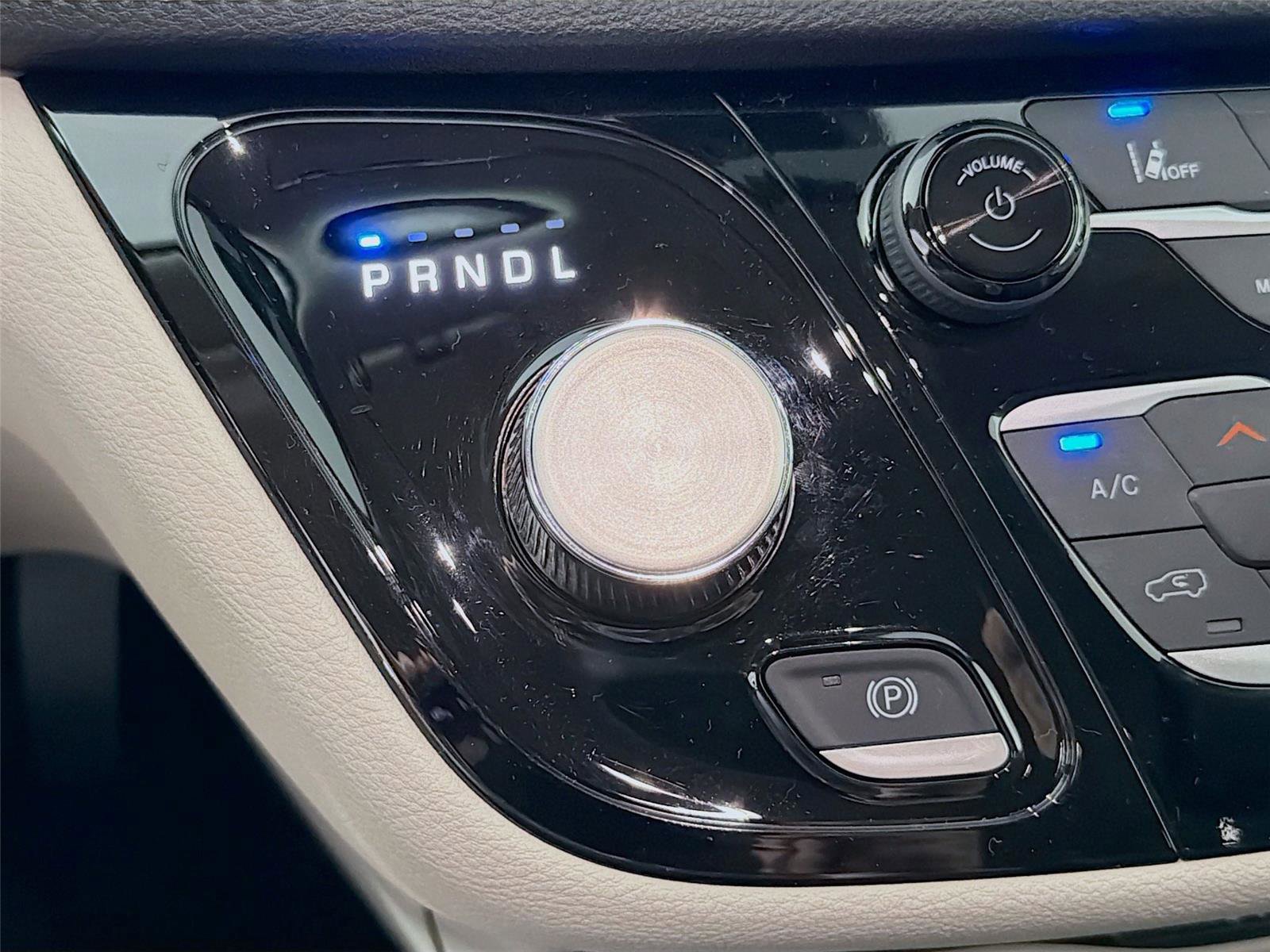 Used 2024 Chrysler Pacifica Select image 18