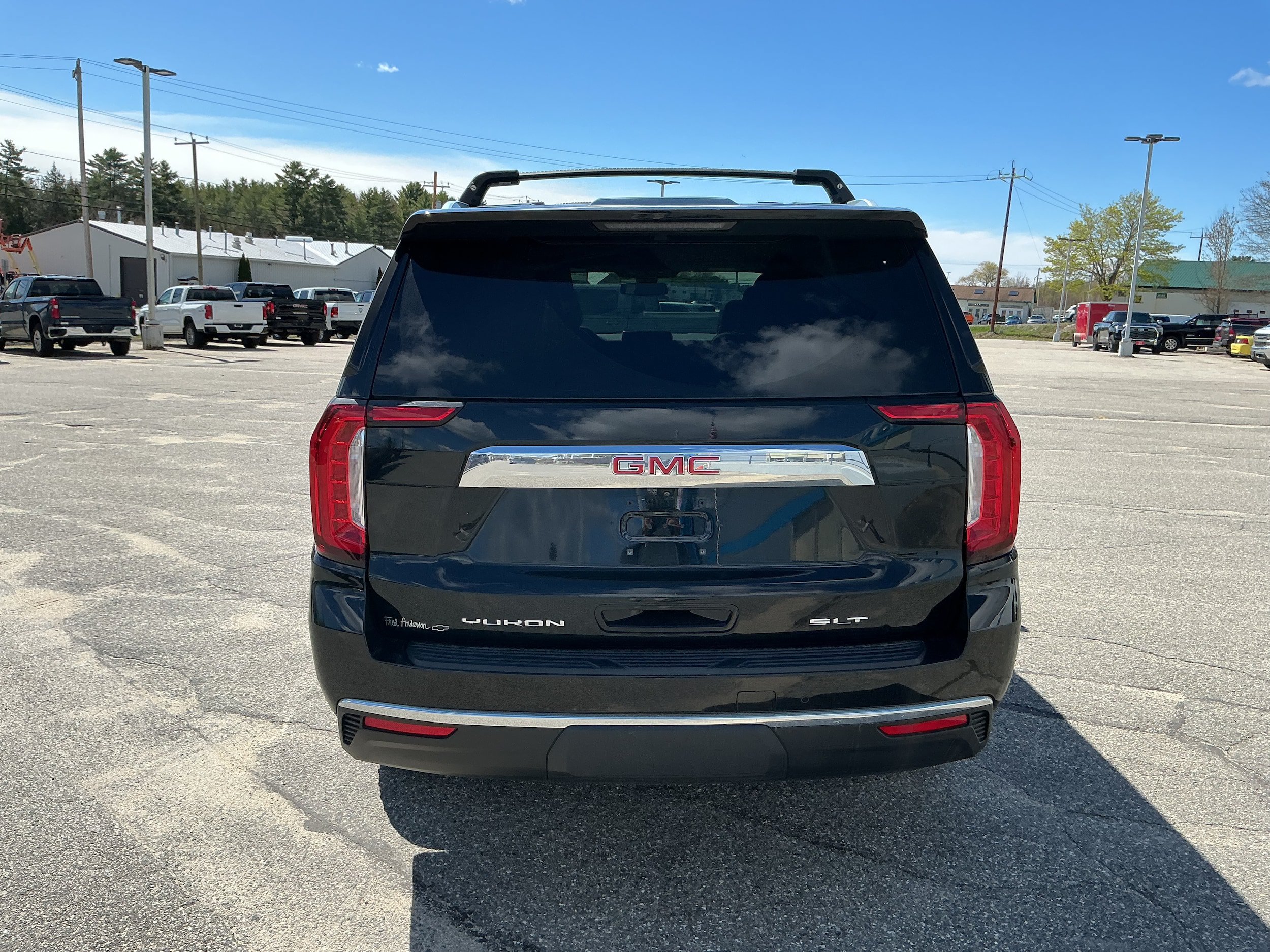 Certified 2022 GMC Yukon SLT w/ SLT Premium Package AWD/4WD image 3