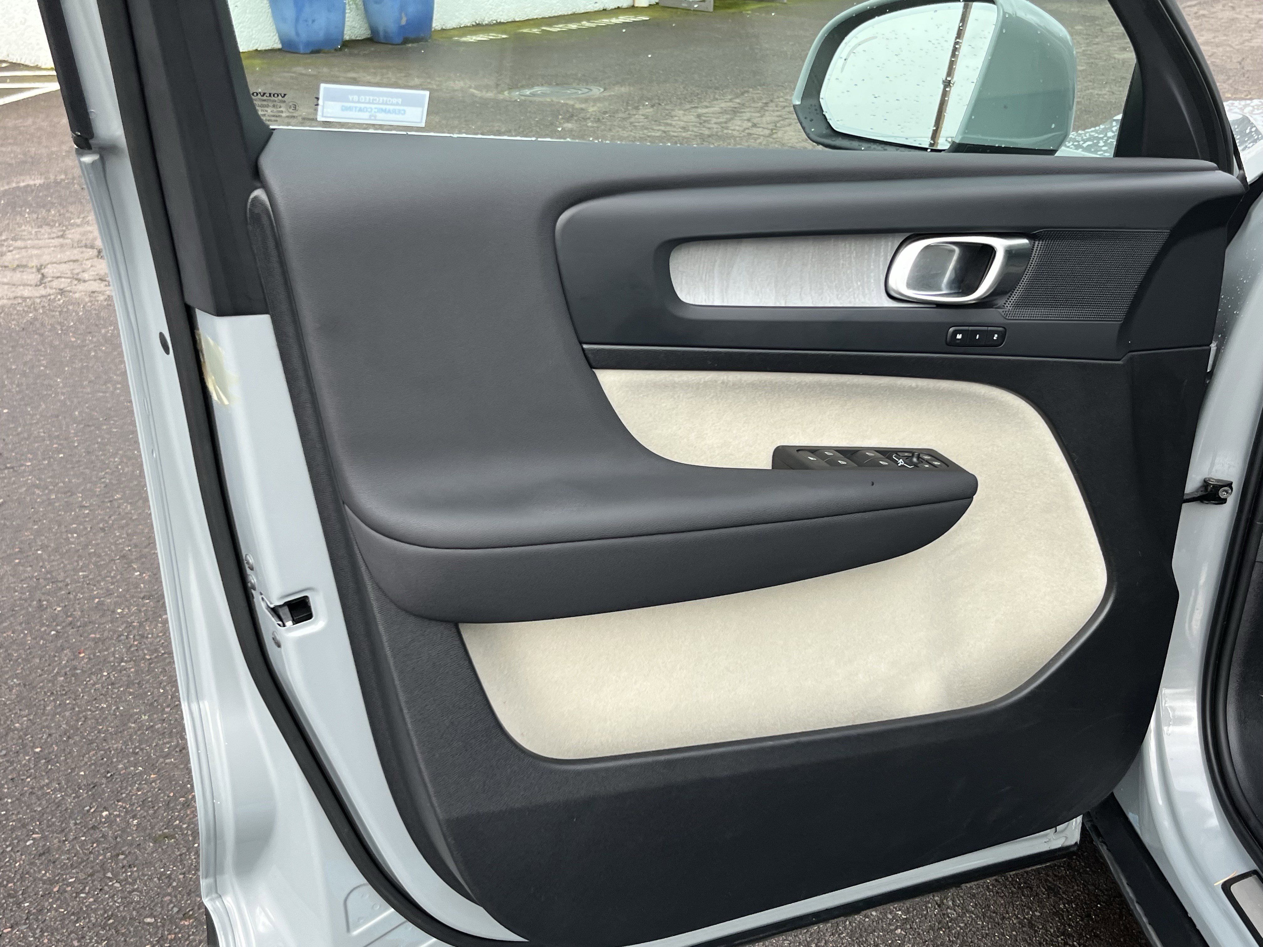 Used 2024 Volvo XC40 B5 Plus image 16