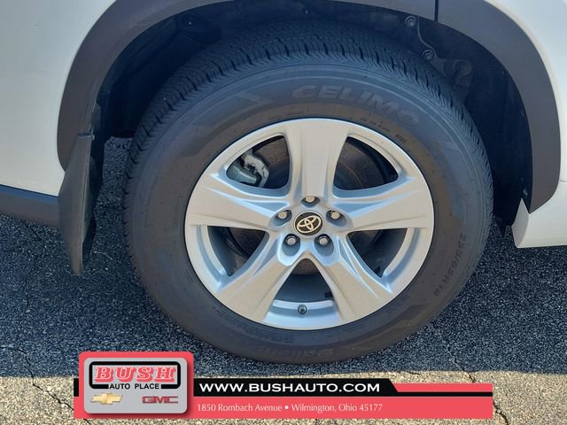 Used 2024 Toyota Highlander LE AWD/4WD image 5