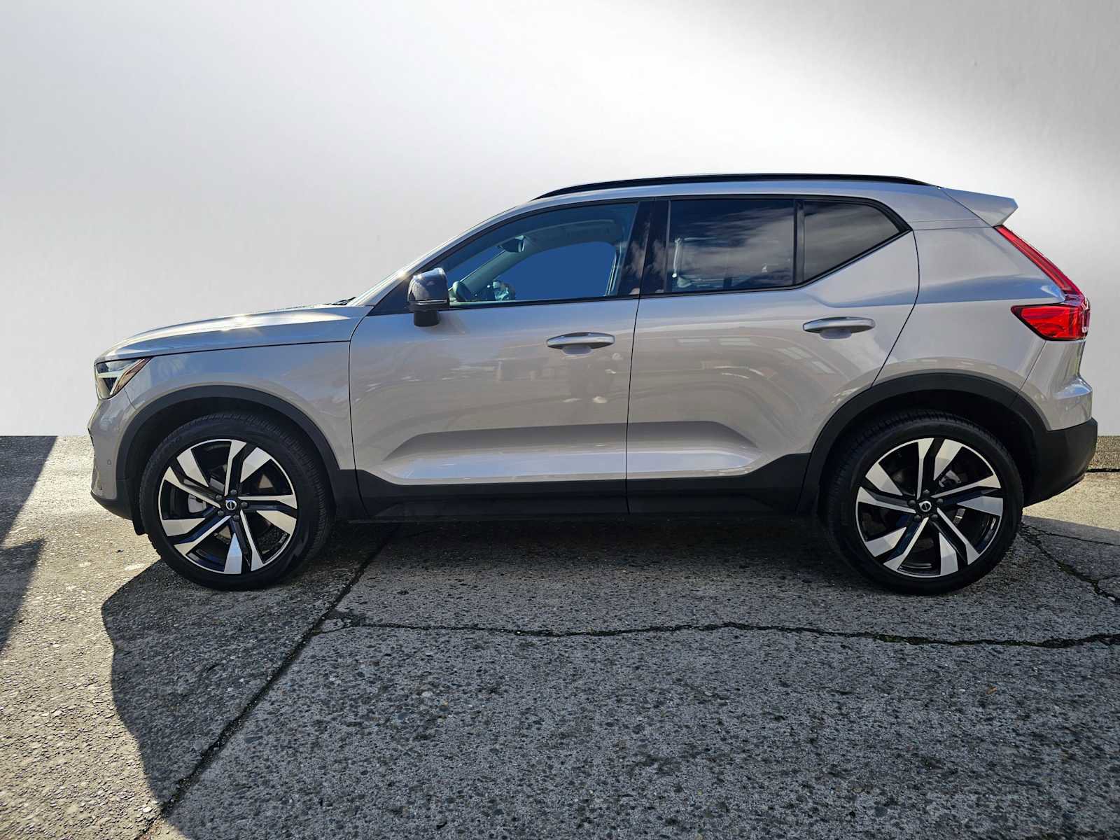 Certified 2025 Volvo XC40 B5 Plus w/ Climate Package image 6