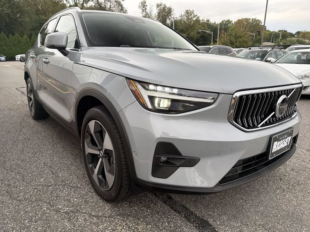 Certified 2024 Volvo XC40 B5 Plus w/ Climate Package AWD/4WD image 2