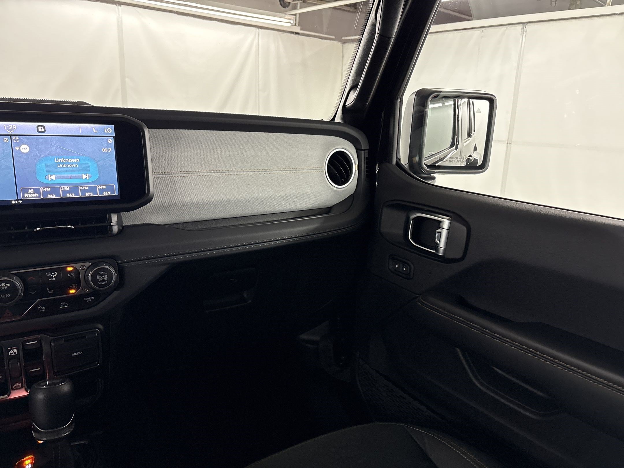 Used 2025 Jeep Wrangler Unlimited Sahara w/ Safety Group AWD/4WD image 29