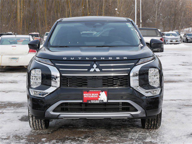 Used 2025 Mitsubishi Outlander SE image 2