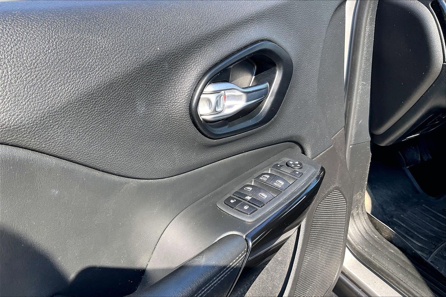 Used 2021 Jeep Cherokee Latitude Plus image 30