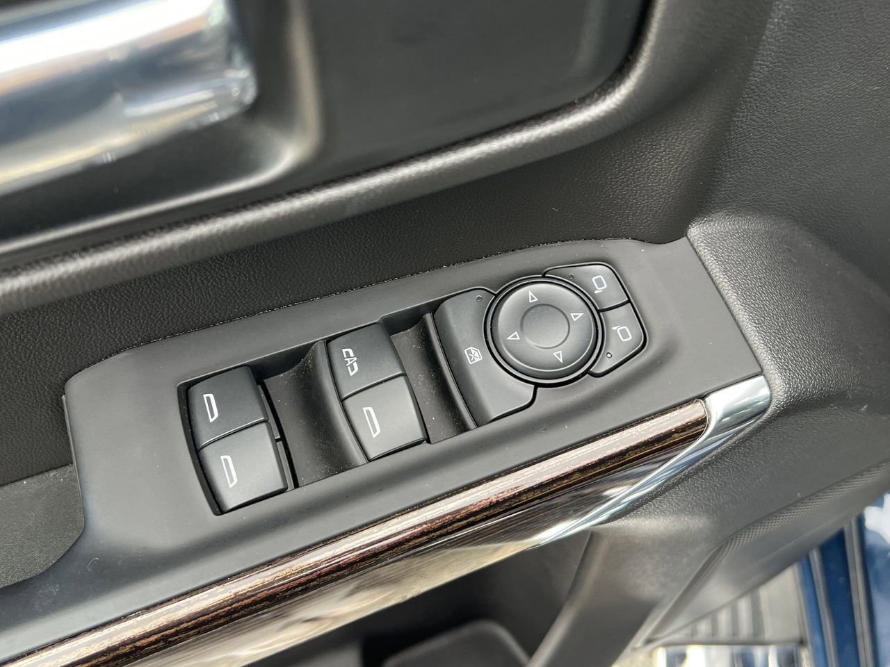 Used 2022 GMC Sierra 1500 SLE image 18