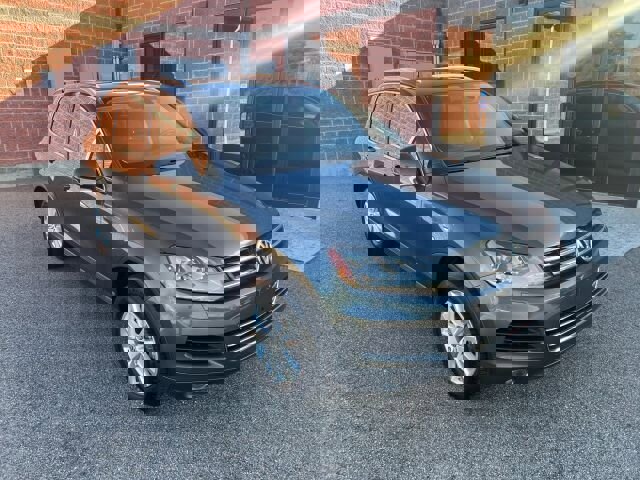 Used 2013 Volkswagen Touareg Sport image 7