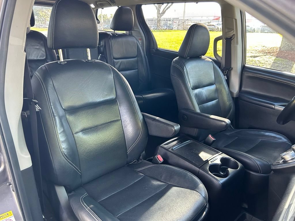 Used 2016 Toyota Sienna SE FWD image 16