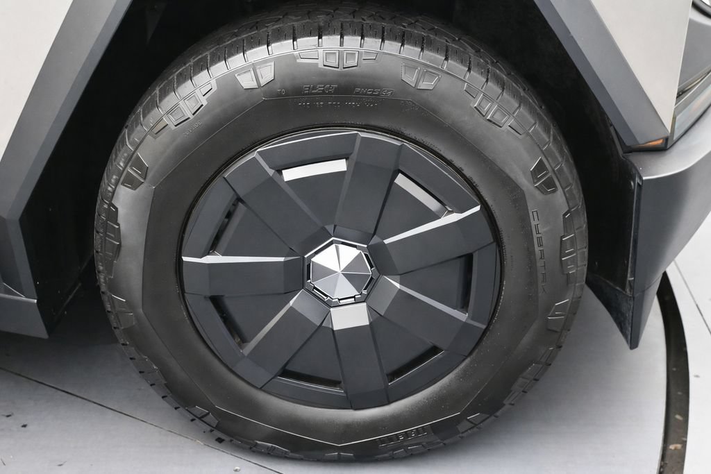 Used 2024 Tesla Cybertruck AWD Crew Cab image 9