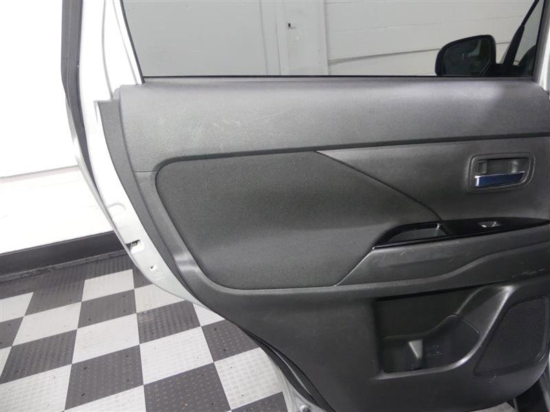 Used 2020 Mitsubishi Outlander SE image 25