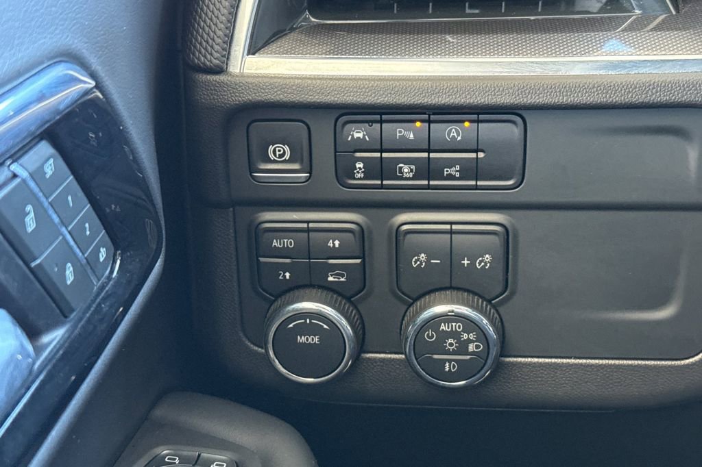 Used 2025 Chevrolet Suburban RST image 41