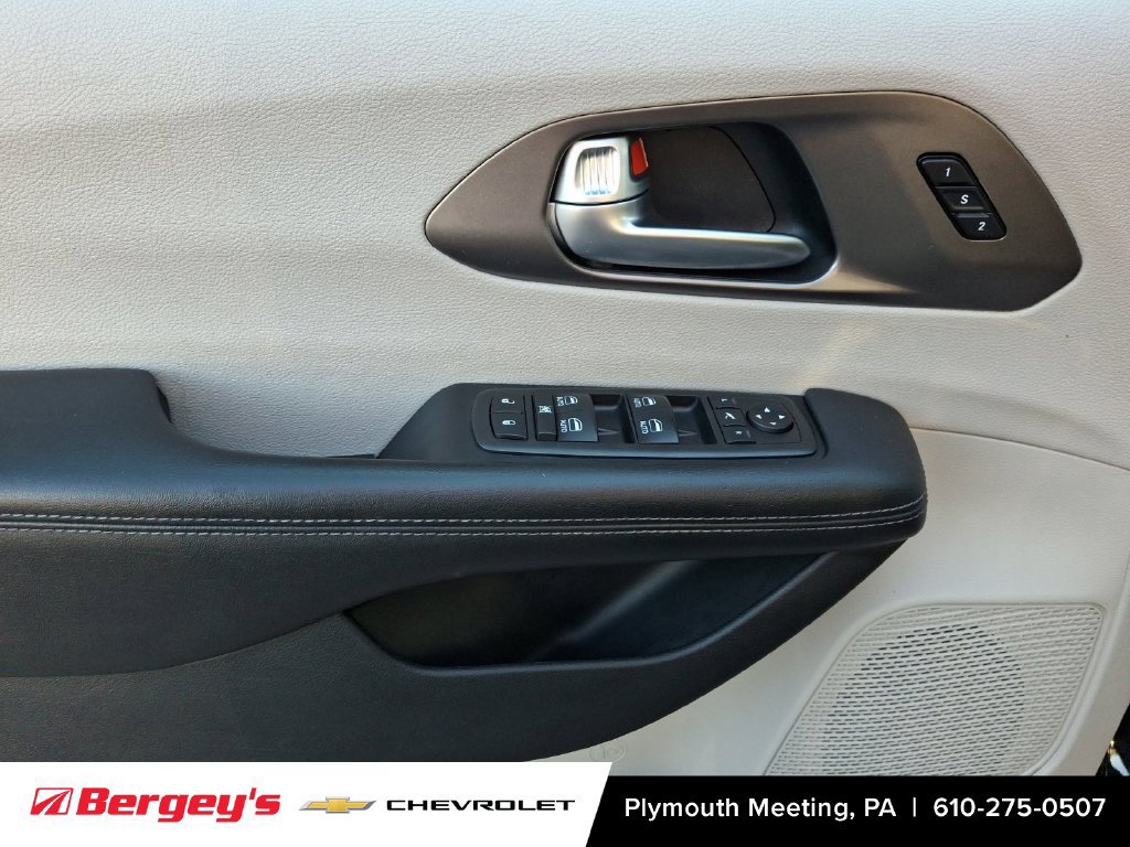 Used 2018 Chrysler Pacifica Limited FWD image 16