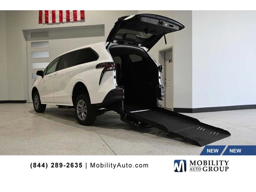 New 2026 Toyota Sienna LE FWD image 1