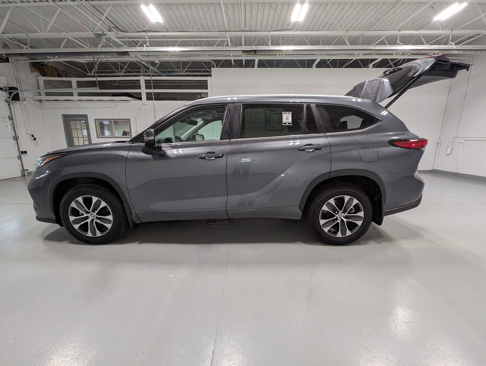 Used 2023 Toyota Highlander XLE image 12