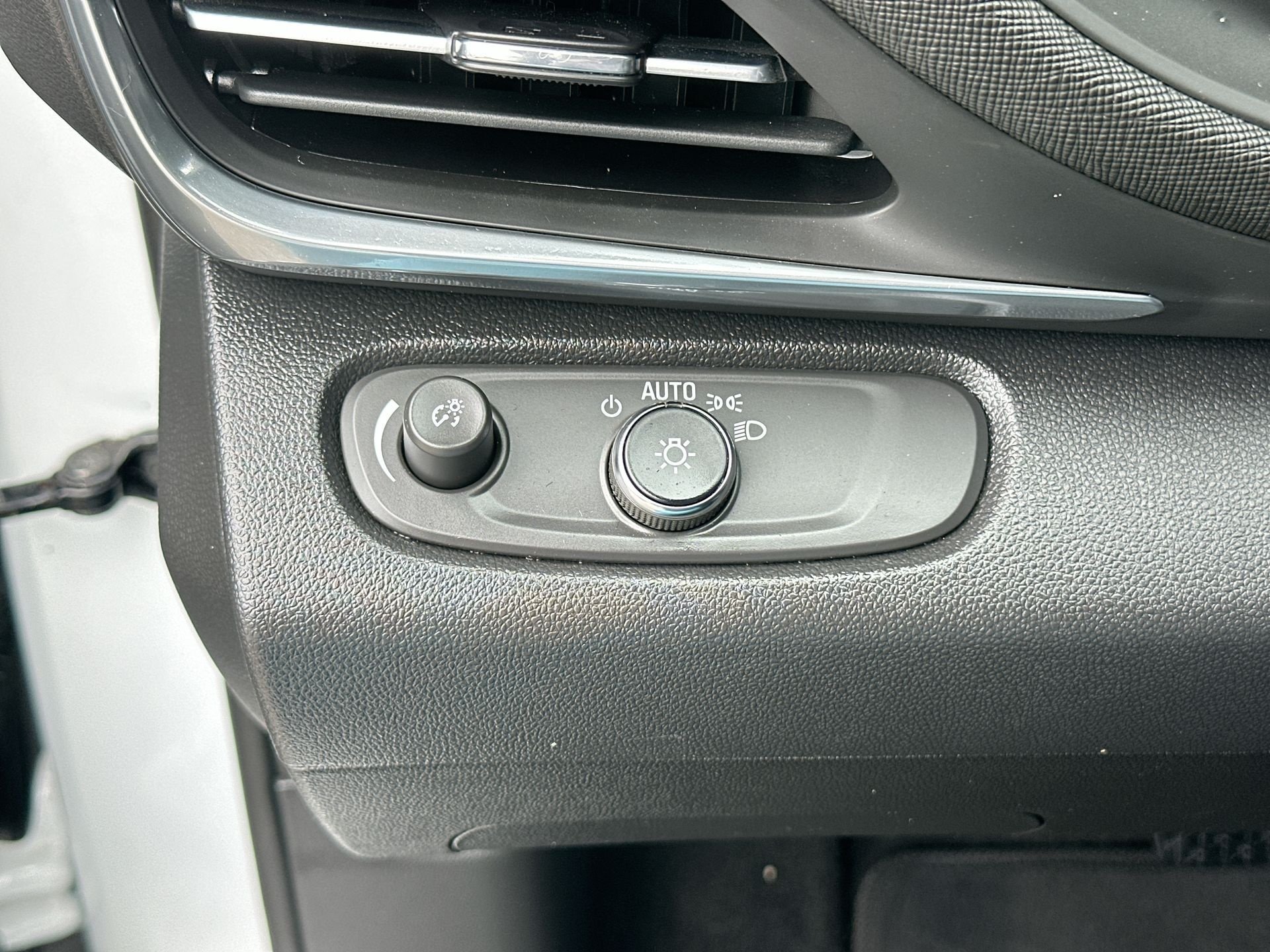 Used 2024 Buick Envista Preferred w/ Advanced Safety Package FWD image 18