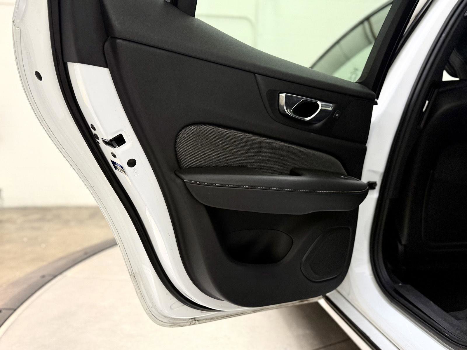 Used 2019 Volvo S60 T5 R-Design image 14