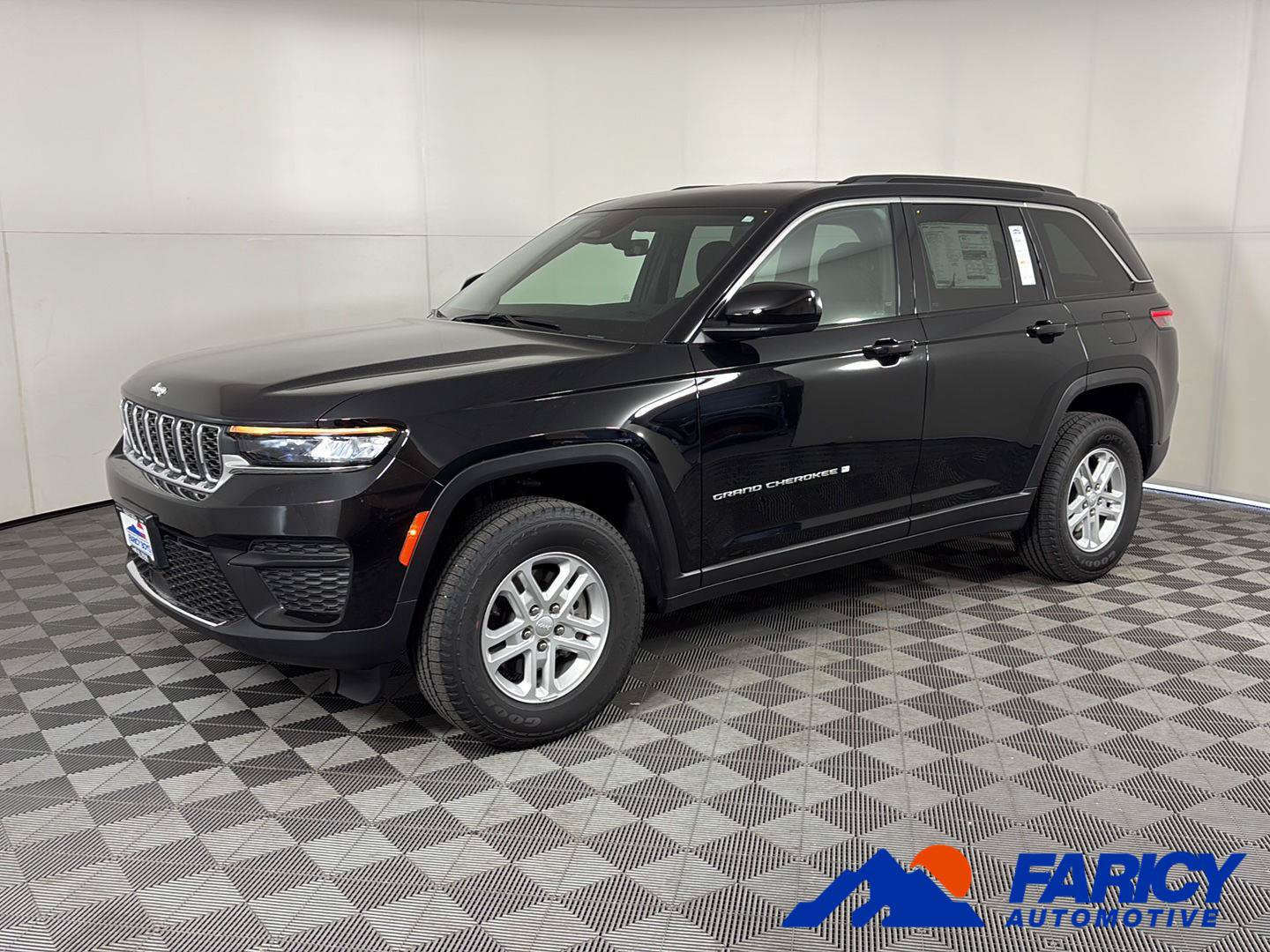 New 2025 Jeep Grand Cherokee Laredo AWD/4WD image 1