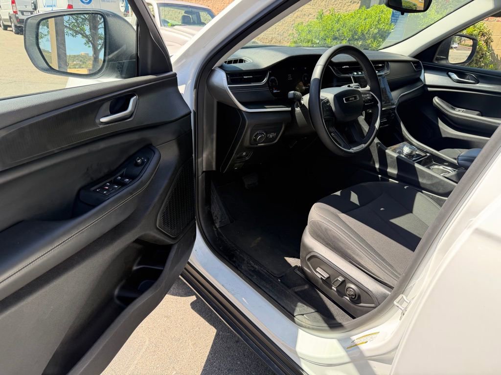 Used 2023 Jeep Grand Cherokee L Laredo image 17
