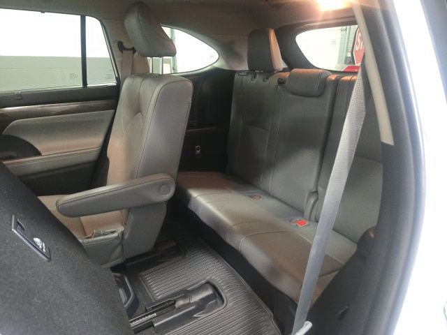 Used 2023 Toyota Highlander Platinum image 19