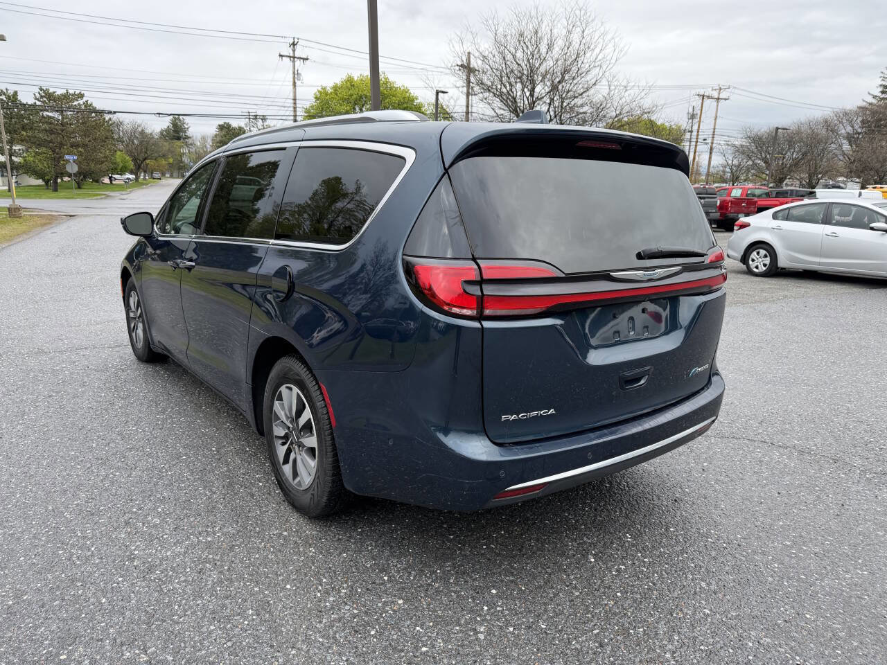 Used 2021 Chrysler Pacifica Touring-L FWD image 3