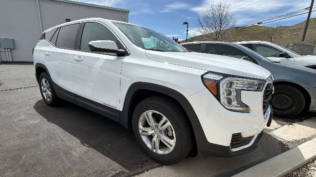 Used 2024 GMC Terrain SLE image 1