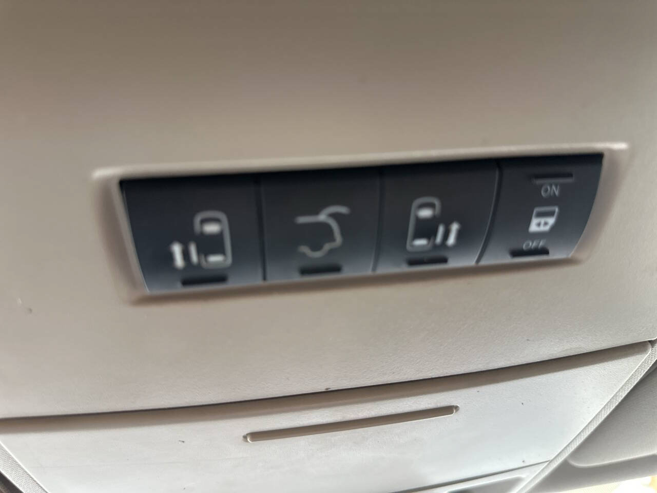 Used 2015 Chrysler Town & Country Touring FWD image 20
