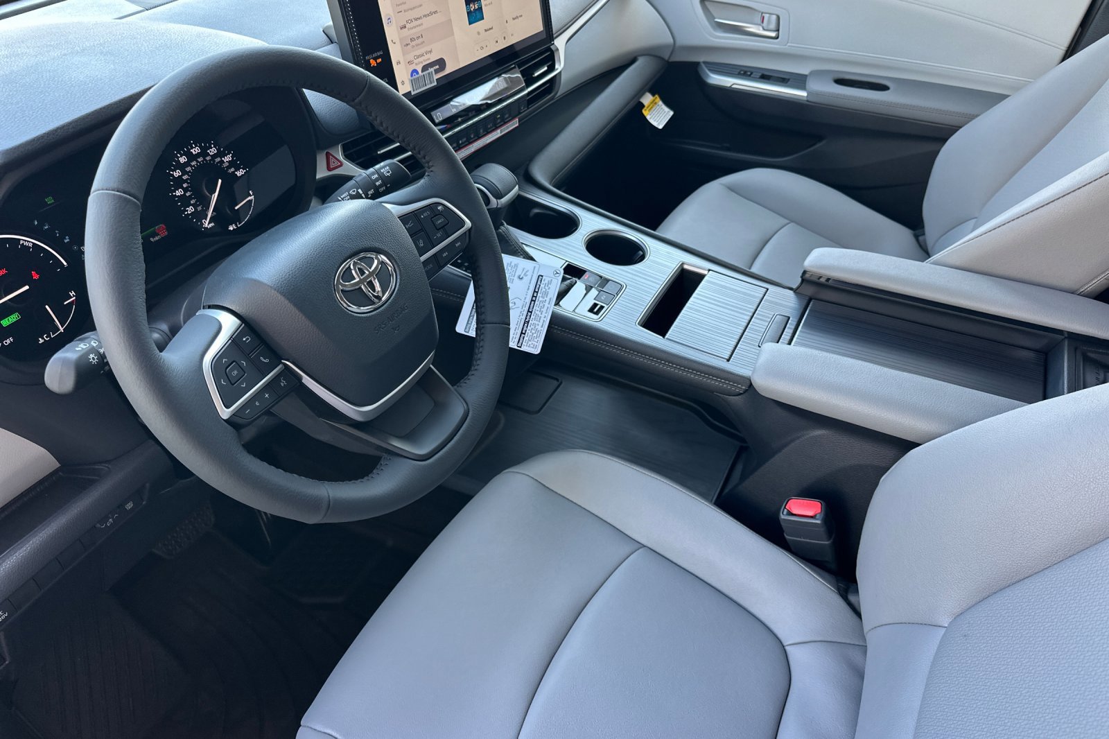 Certified 2026 Toyota Sienna XLE FWD image 9