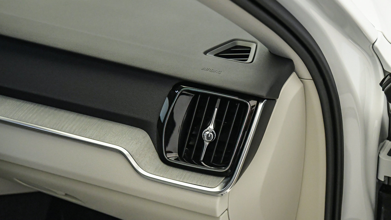 Certified 2025 Volvo V60 B5 Cross Country Plus AWD/4WD image 17