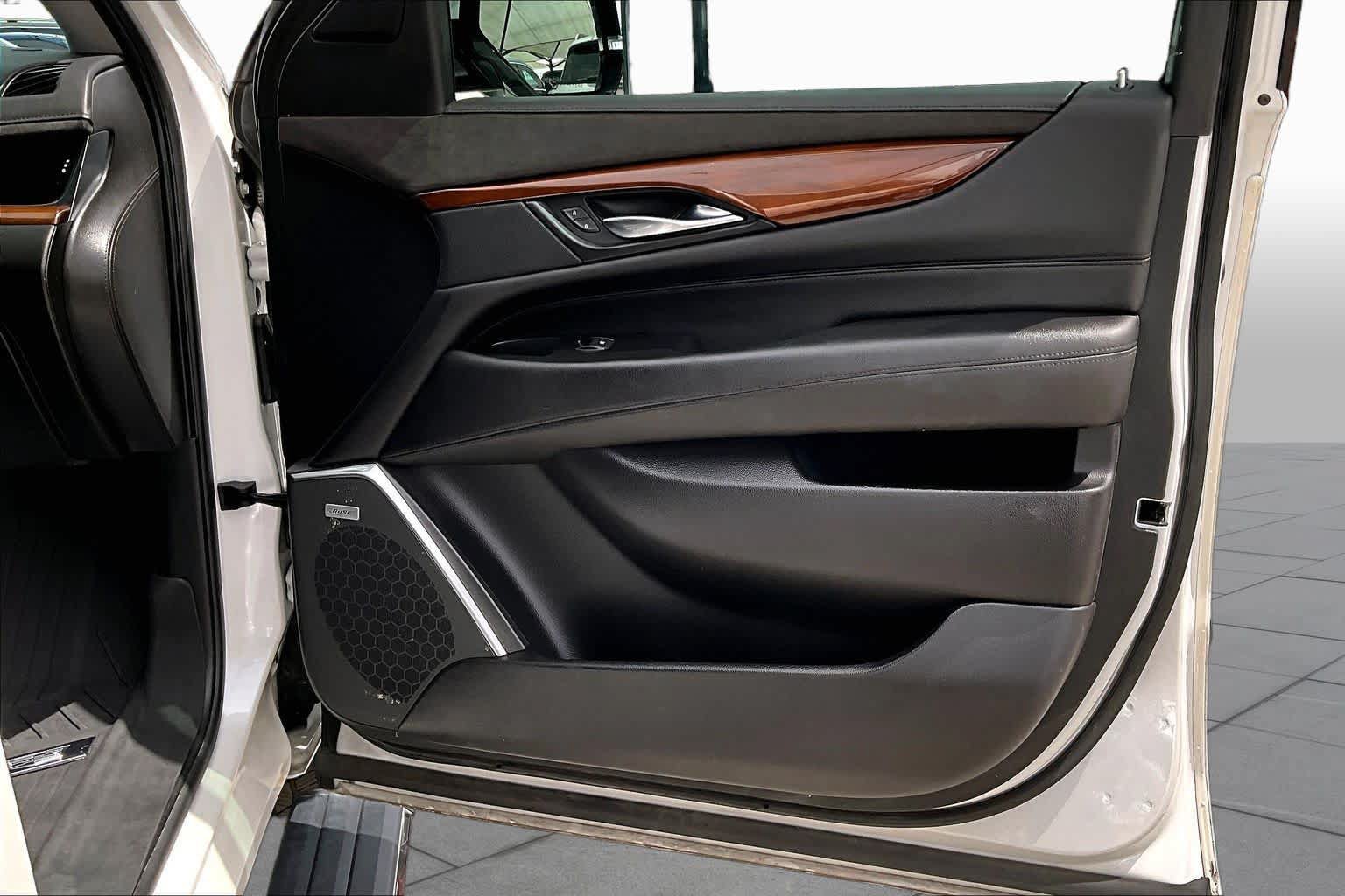 Used 2020 Cadillac Escalade Premium Luxury RWD image 22