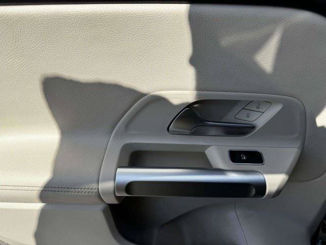 Used 2025 Mercedes-Benz GLB 250 image 32
