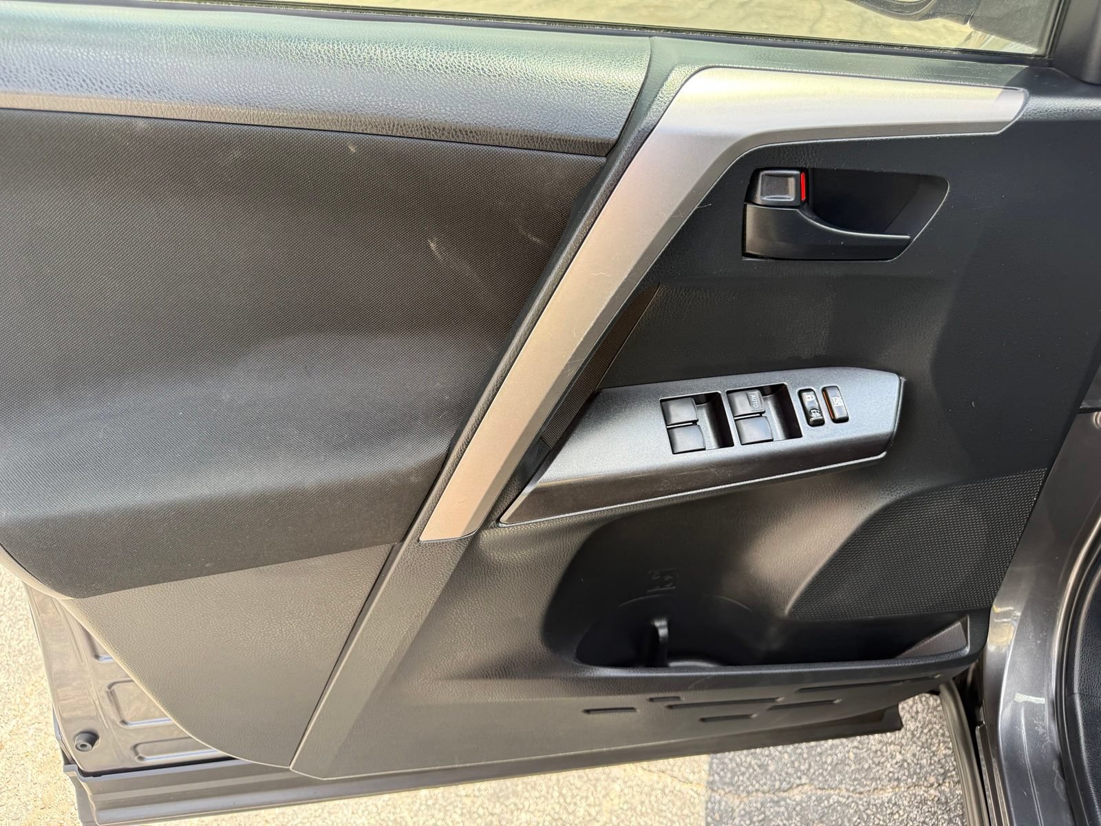 Used 2016 Toyota RAV4 LE FWD image 9