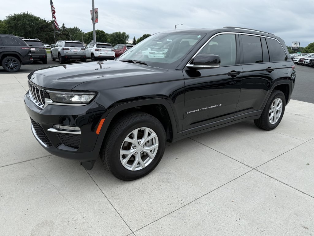 Used 2024 Jeep Grand Cherokee Limited AWD/4WD image 4