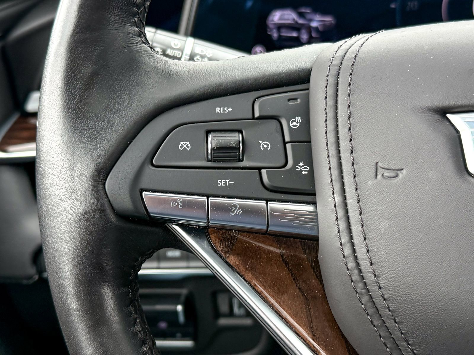 Certified 2022 Cadillac Escalade Premium Luxury Platinum w/ Heavy-Duty Trailer Package image 30