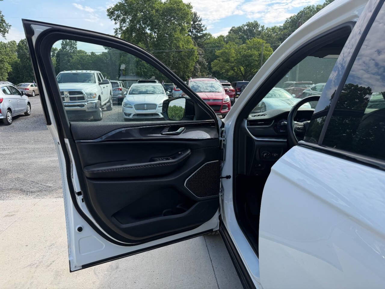 Used 2022 Jeep Grand Cherokee L Laredo AWD/4WD image 28