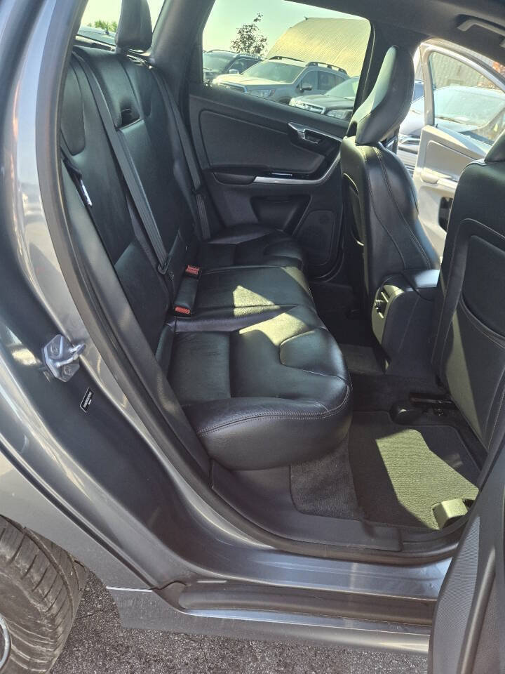 Used 2016 Volvo XC60 T6 w/ Proximity Package AWD/4WD image 18