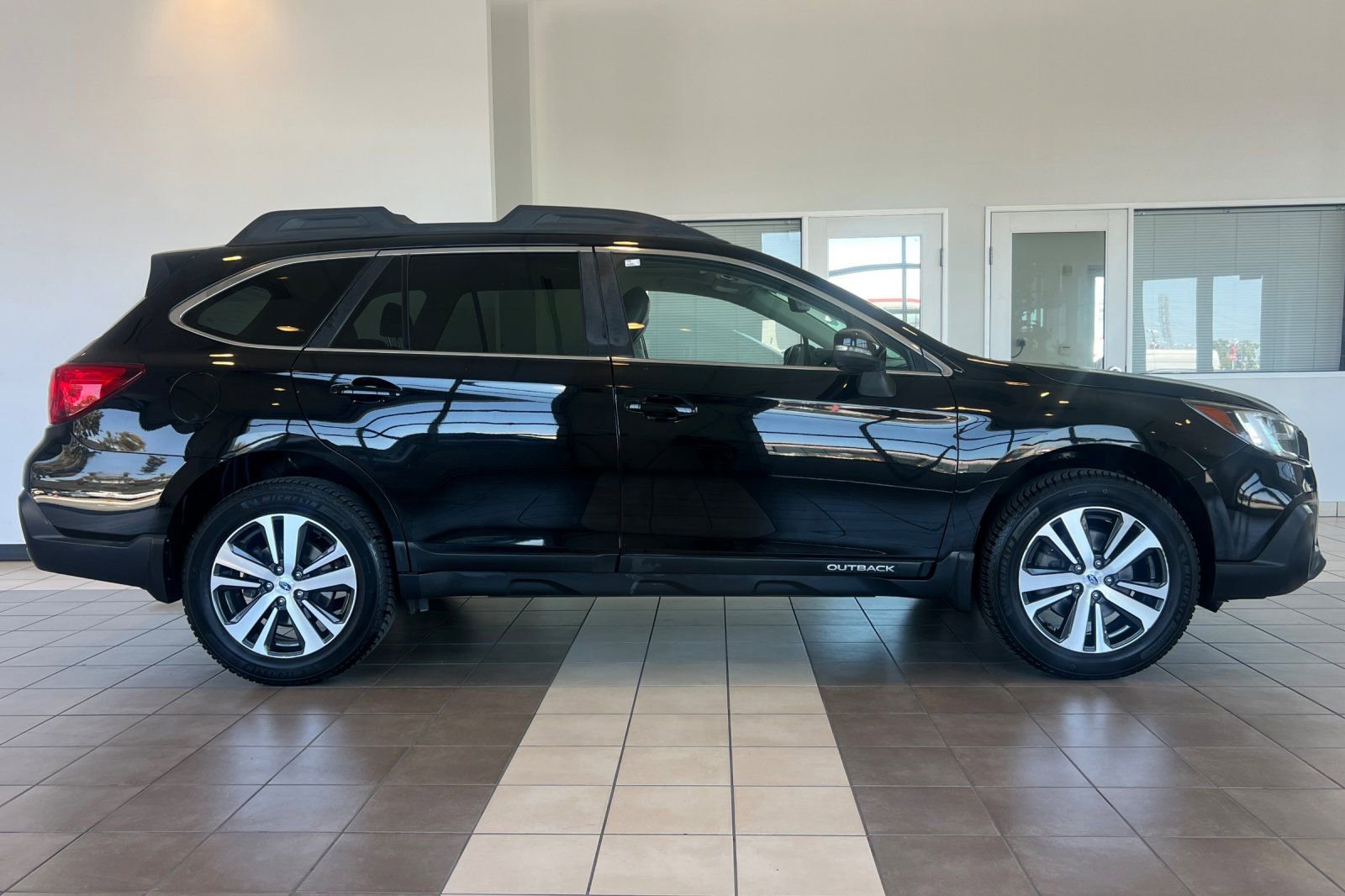 Used 2019 Subaru Outback 3.6R Limited AWD/4WD image 3