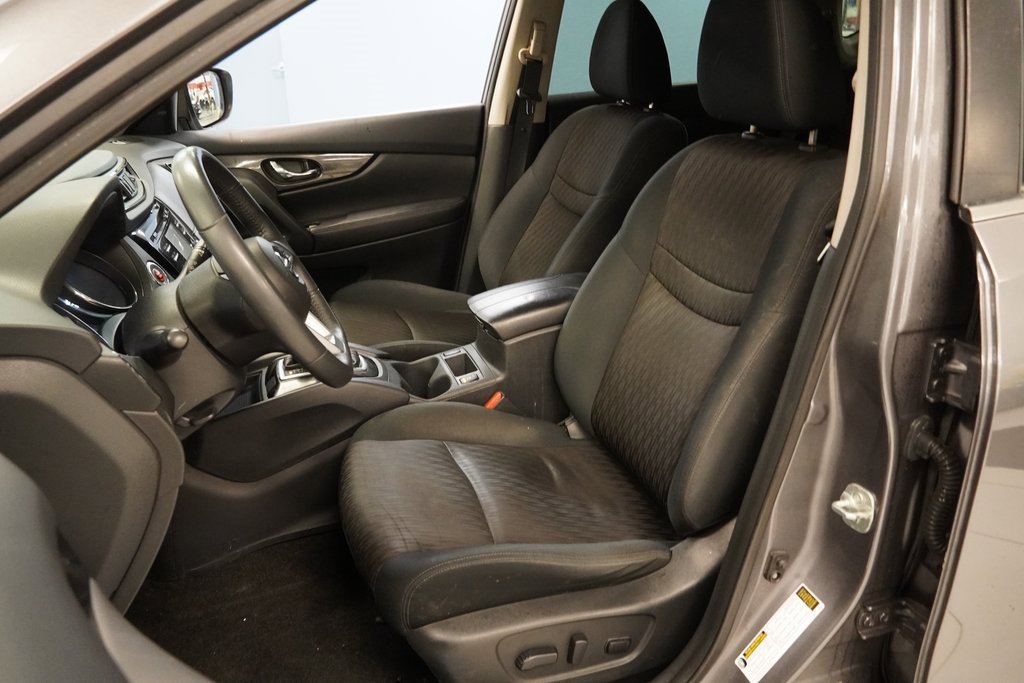 Used 2017 Nissan Rogue SV w/ Midnight Edition image 3