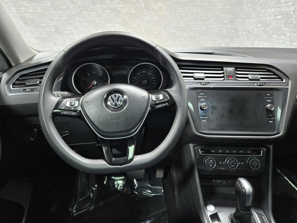 Used 2020 Volkswagen Tiguan SE w/ Panoramic Sunroof Package image 17