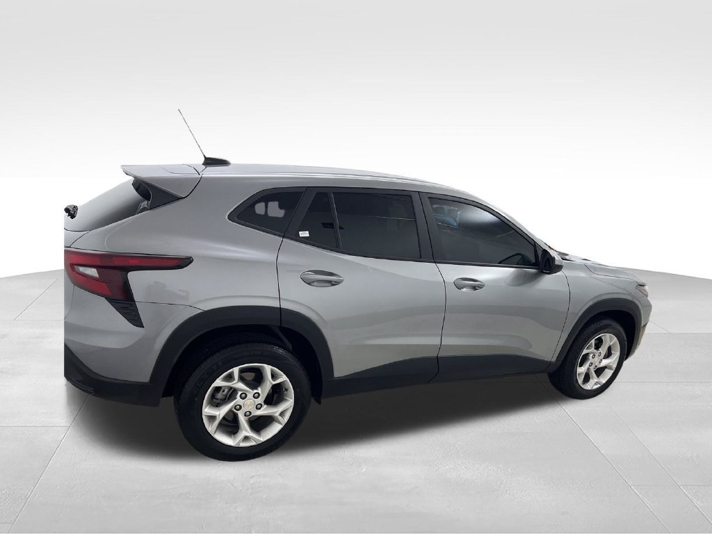 Used 2024 Chevrolet Trax LS w/ LS Convenience Package FWD image 6