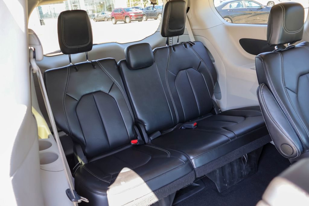 Used 2024 Chrysler Pacifica Touring-L image 11