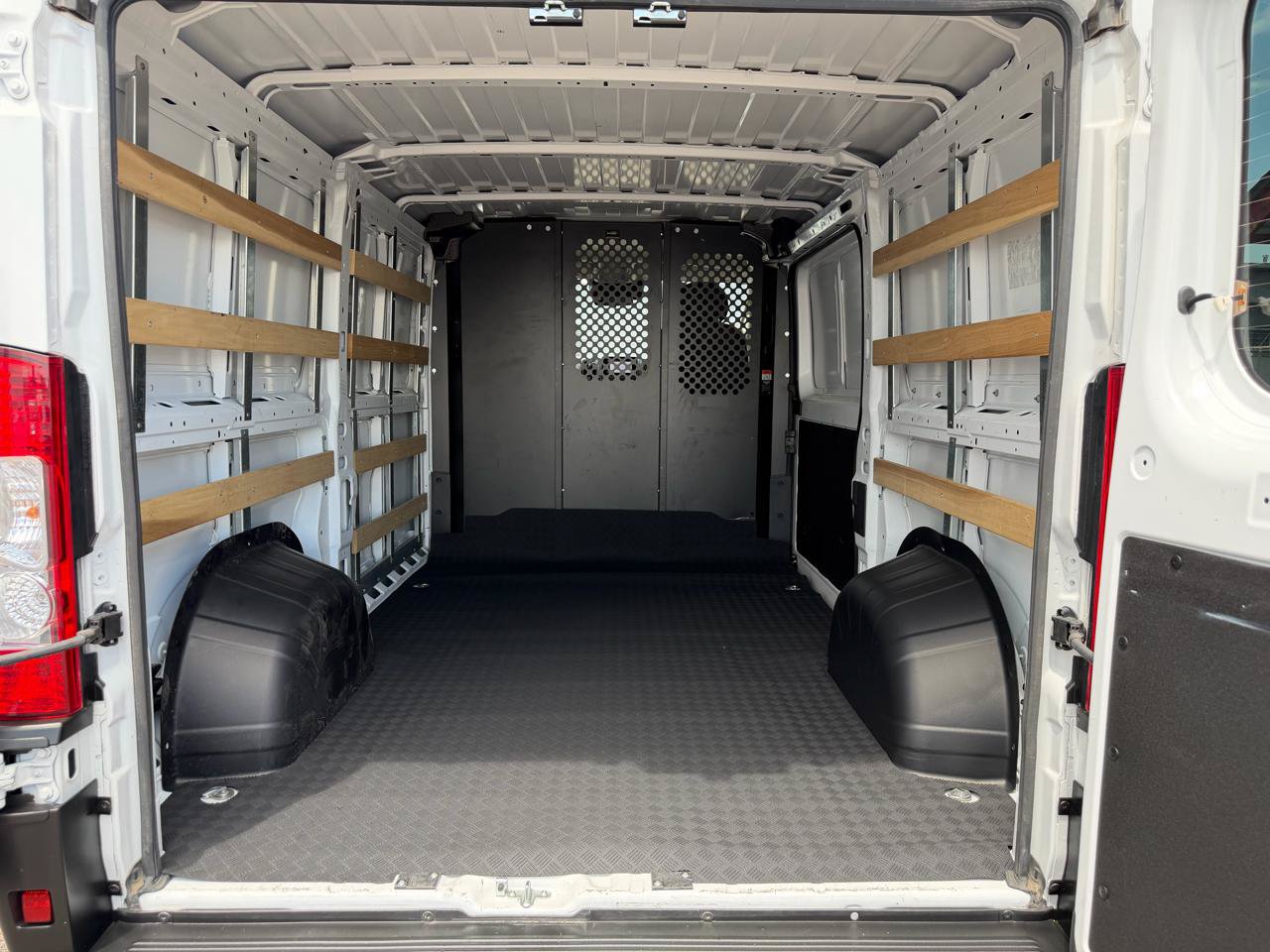 Used 2025 RAM ProMaster 2500 w/ U-Haul Equipment Group FWD image 27