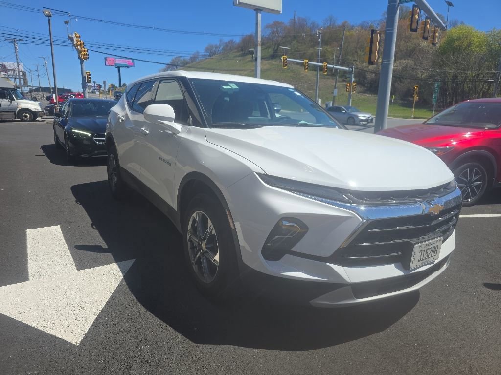 Used 2025 Chevrolet Blazer LT AWD/4WD image 2